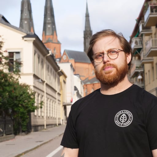 Personporträtt på Atle Selder som är VD utomhus med domkyrkan i bakgrunden