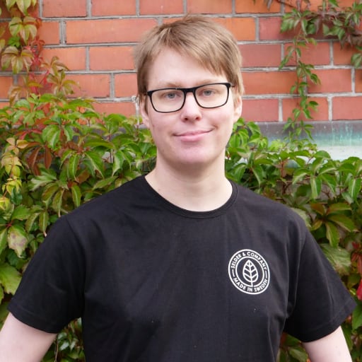 Personporträtt på Leo Larsson som arbetar på lagret utomhus