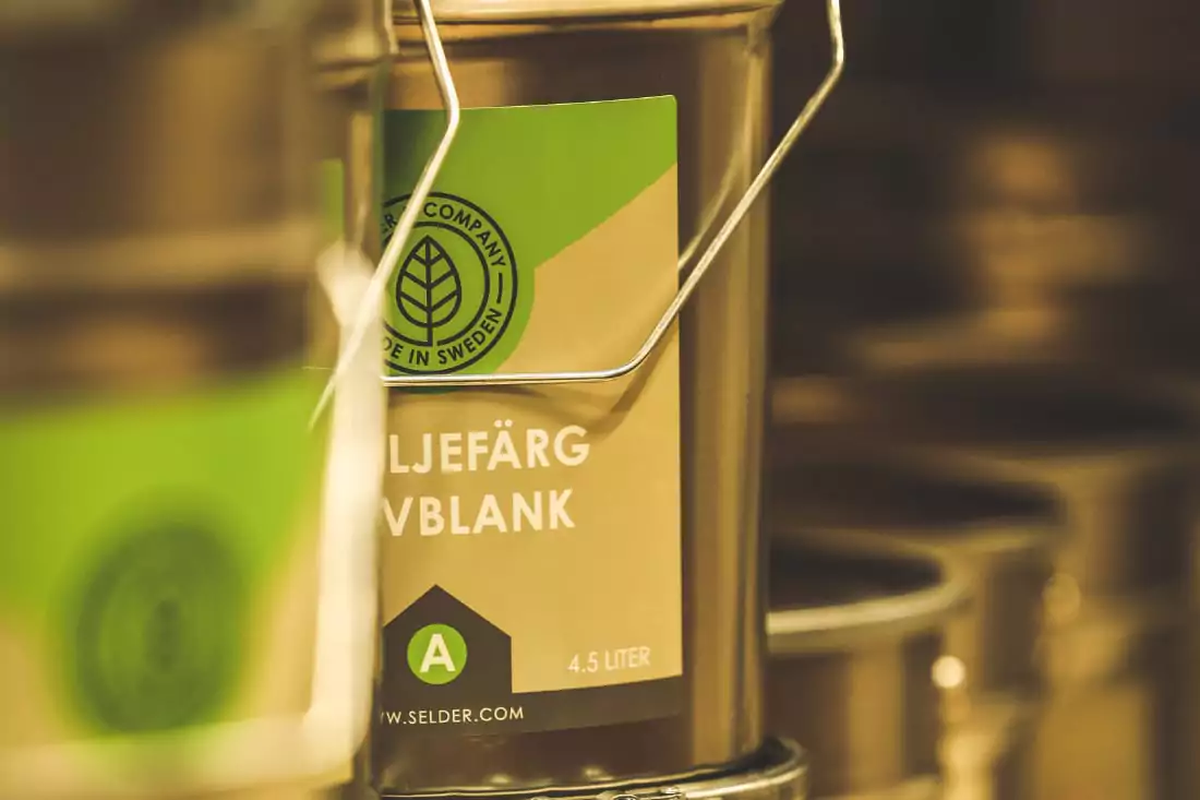 Linoljefärgburkar står på rad redo att användas