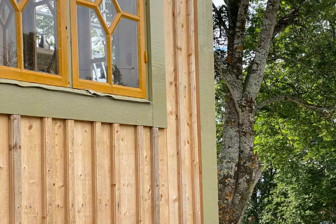 Trävägg som förbereds för målning